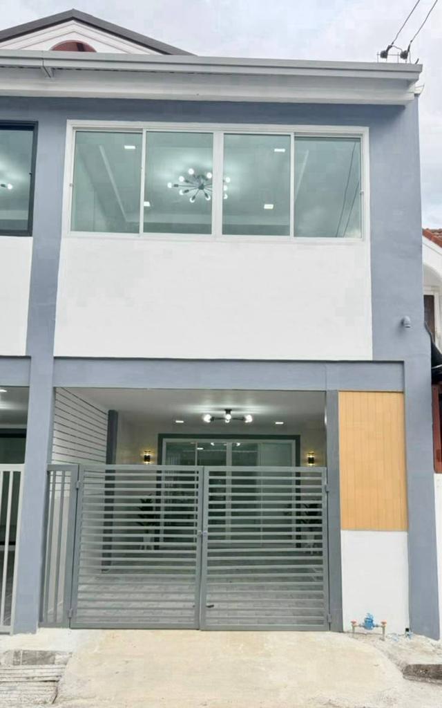 หมู่บ้านบางใหญ่ซิตี้  ตรงข้ามเซ็นทรัลเวสเกต ทาวน์เฮาส์ 2 ชั้น ตกแต่งใหม่ อยู่หลังตลาดบางใหญ่ทำเลใกล้รถไฟฟ้าสายสีม่วง ฝั่งตรงข้ามเซ็นทรัลเวสเกต 2