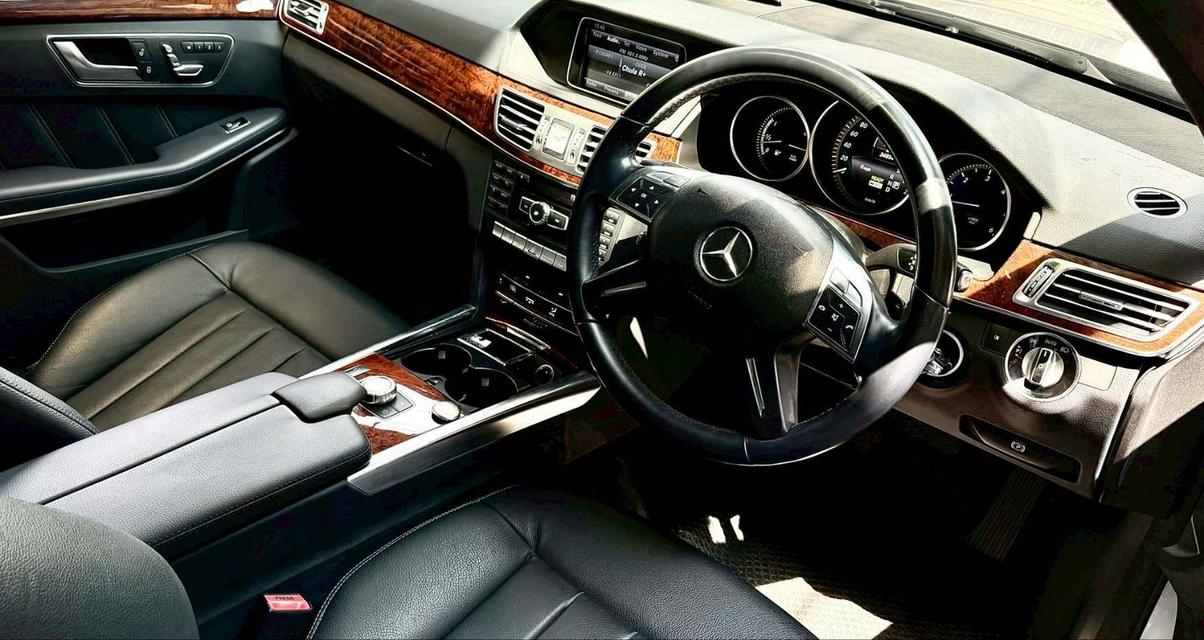 Mercedes Benz E300 Bluetec Hybrid Exclusive ปี 2013ราคา 390,000 รถมือเดียวป้ายแดง ใช้ไป 30,000 km รูปที่ 9