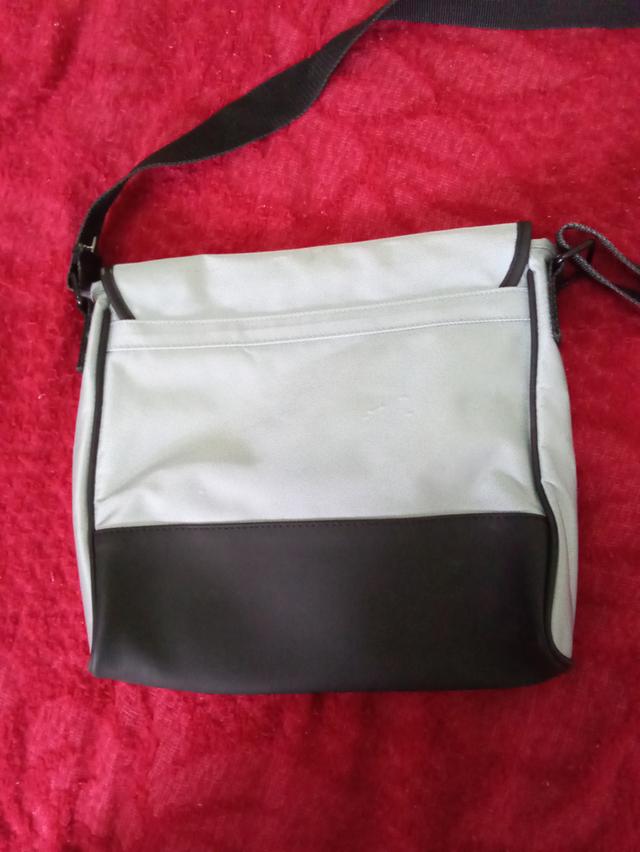กระเป๋าสะพายข้างแบรนด์มือสอง รูปที่ 8