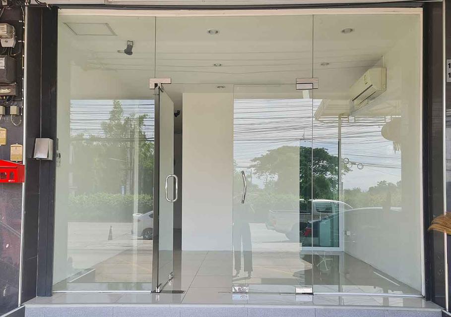 ตึกแถวติดถนนสายหลัก ใกล้ห้างแม็คโคร ขายถูกกว่าข้างเคียงแน่นอน สภาพดีมาก 2