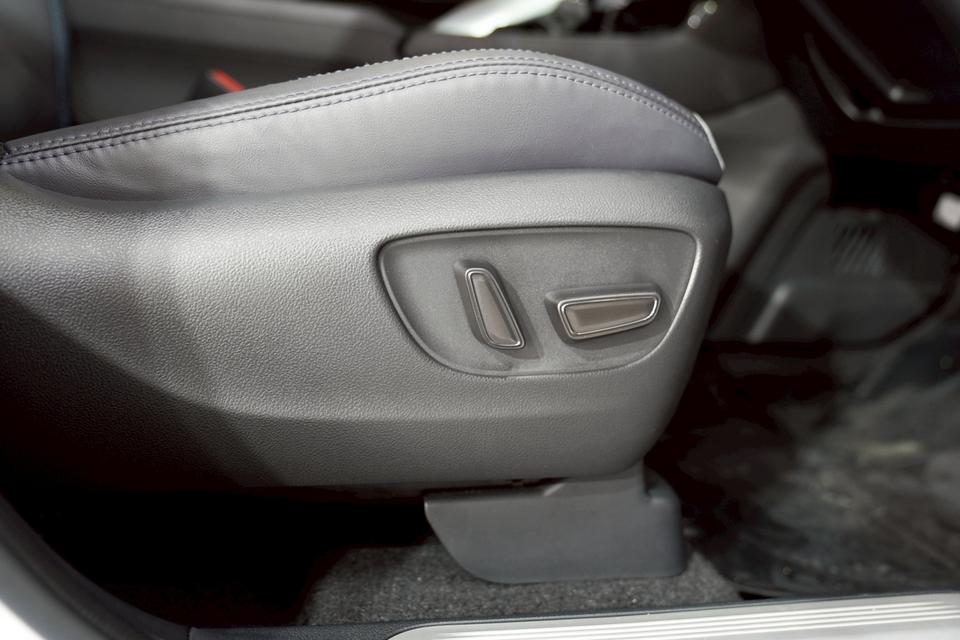 TOYOTA YARIS CROSS 1.5 HEV PREMIUM LUXURYAT ไมล์ 2 หมื่น โทร.0922639576 เอ๋
