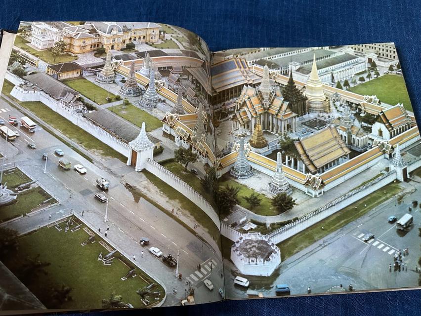 หนังสือวัดพระศรีรัตนศาสดาราม กรุงเทพมหานคร  โดยการไฟฟ้าฝ่ายผลิตแห่งประเทศไทย ปี2518 โรงพิมพ์ศิริมิตรการพิมพ์ความหนา98หน้า ปกแข็ง sาคา350u รูปที่ 2