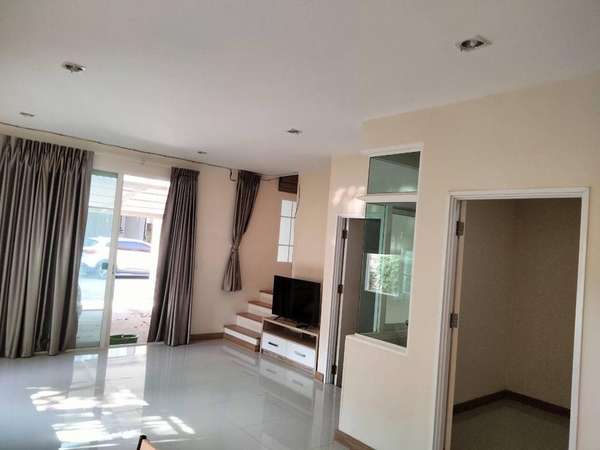 ขายทาวน์โฮม 2 ชั้น  หมู่บ้านโกลเด้น ทาวน์ ลาดพร้าว  ซอยนวมินทร์ 42 แยก 27  ถนนประเสริฐมนูกิจ แขวงคลองกุ่ม  เขตบึงกุ่ม กรุงเทพ ขายราคา 4.30 ล้านบาท 11