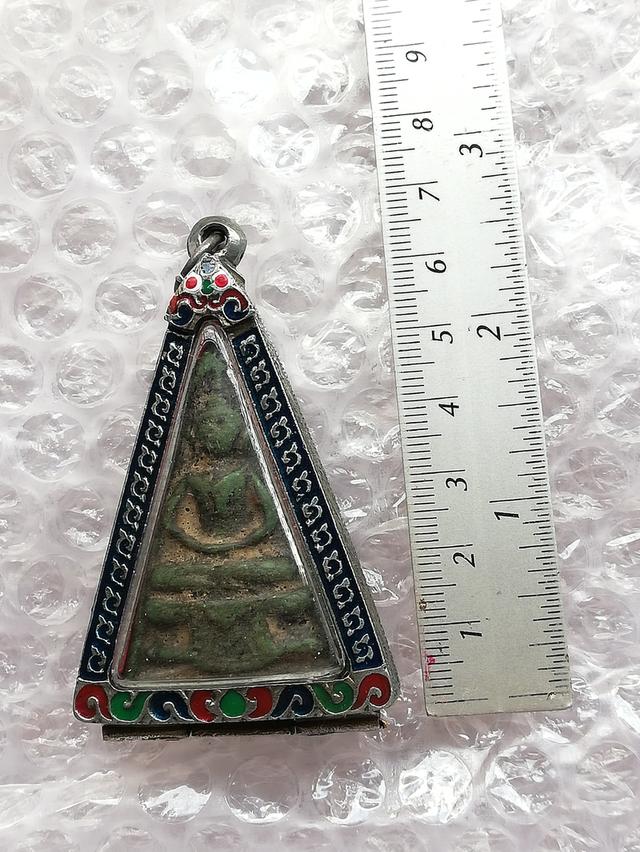 พระผงพิมพ์สามเหลี่ยมใหญ่ กรุวัดสามปลื้ม พ.ศ.๒๔๐๐-๒๔๘๓(เลี่ยมกรอบเงินทรงโบราณแกะลายไทยลงสีสวยงาม) 8