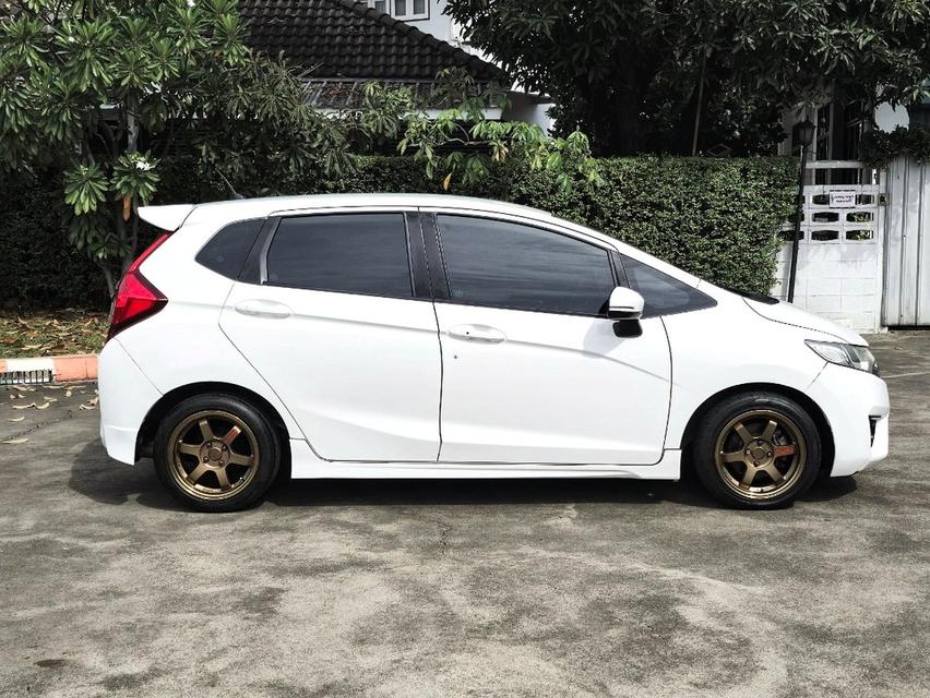 HONDA JAZZ 1.5 i-VTEC SV ปี 2015 (VAT.) เกียร์ AUTO สีขาว เครื่องยนต์เบนซิน รถสวยพร้อมใช้งาน ไมล์แท้เพียง 176,228 km. 4