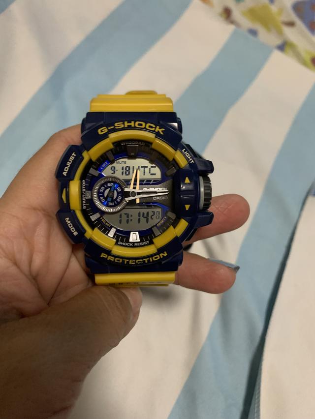 นาฬิกาข้อมือในภาพคือ Casio G-Shock รุ่น GA-400-9B (หรือ GA-400-9BDR) โทนสีน้ำเงิน-เหลือง