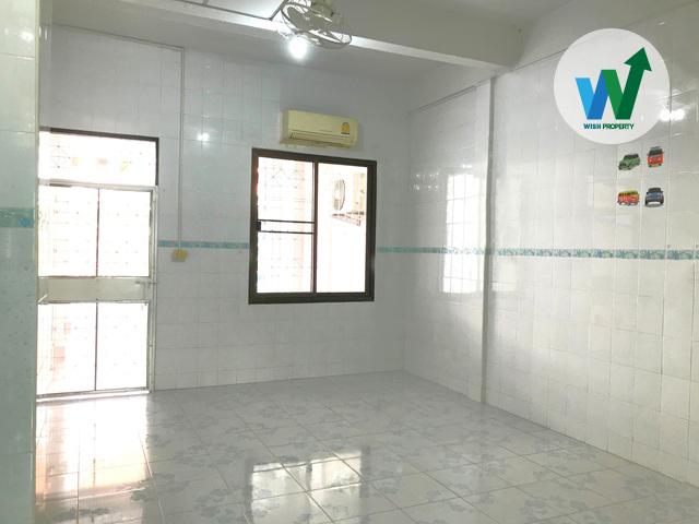 ขายทาวน์เฮ้าส์ เพิ่งปรับปรุงใหม่ 17 ตร.ว. 4 ห้องนอน 2 ห้องน้ำ 1 แอร์ 1 ที่จอดรถ ต่อเติมครบ ใกล้สนามบินดอนเมือง 4