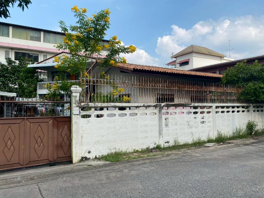 ที่ดินพร้อมบ้าน ซอยเสรีไทย 17 ใกล้สถานีตำรวจนครบาลบึงกุ่ม ถนนเสรีไทย แขวงคลองกุ่ม เขตบางกะปิ กรุงเทพมหานคร 3