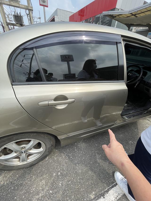 รถhonda civic FD 2010 เกียร์Auto สีบรอนด์ทอง รถบ้านมือแรก ไม่ติดแก๊ส ไม่ชนหนัก ไม่น้ำท่วม แต่มีรอยครูดกันชนหน้าหลัง และรอยบุบประตูข้างหลังคนขับ มีปร รูปที่ 5