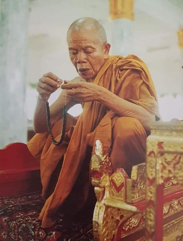 เหรียญฉลองวิหารเทพวิทยาคม หลวงพ่อคูณ ปริสุทฺโธ วัดบ้านไร่ ปี2556 เนื้อเงินลงยาสีเหลือง (เลข639) #พระผิวเดิมสวยกล่องเดิมๆ "รับประกันแท้ทัน"