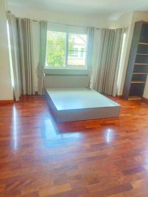 ให้เช่าบ้านเดี่ยว 2 ชั้น 5 นอน โรบินสัน ราชพฤกษ์ 2.4 กม. รพ.ปากเกร็ด 2 2.6 กม.พร้อมเรือนรับรอง หัวมุม 4น้ำ 121ตร.วา.พร้อ 7