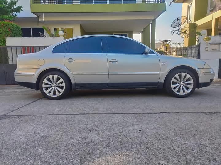 Volkswagen Passat สีเทา ปี 2003