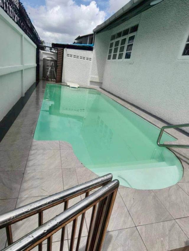 ให้เช่า บ้านหรูใจกลางรัชดา พร้อมสระว่ายน้ำส่วนตัว 500 ตร.ม. 5 ห้องนอน ใกล้ MRT ห้วยขวาง 16