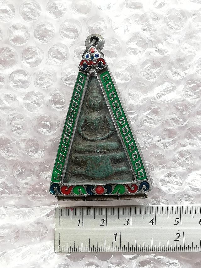 พระผงพิมพ์สามเหลี่ยมใหญ่ กรุวัดสามปลื้ม พ.ศ.๒๔๐๐-๒๔๘๓(เลี่ยมกรอบเงินทรงโบราณแกะลายไทยลงสีสวยงาม) 11