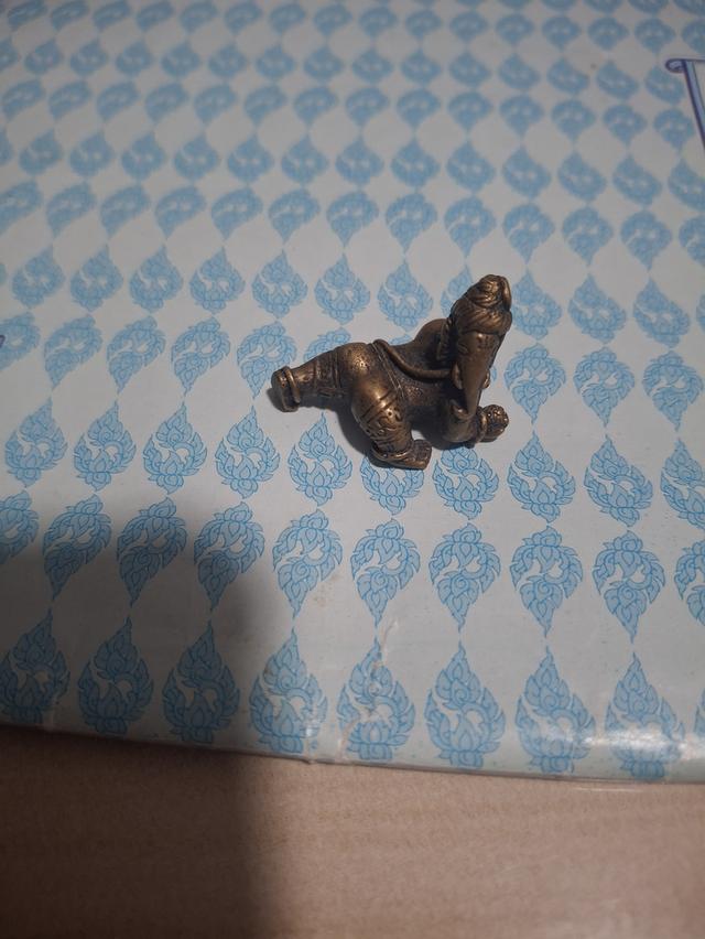 พระพิฆเนศปางเด็ก หรือปางไอศวรญะ คณปติ เป็นปางที่เน้นด้านเมตตา ความสุข ความสดใส และการเจริญเติบโต ปางนี้เหมาะสำหรับผู้ที่ต้องการเสริมเสน่ห์เมตตา การค้า 7