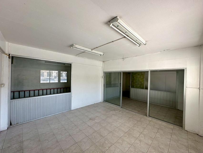 ขายอาคารพาณิชย์ 3.5 ชั้น 2 คูหา ขนาด 44 ตร.ว. ห่างจากถนนกาญจนาภิเษกเพียง 500 เมตร สภาพดี ทำเลค้าขายหรือทำโฮมออฟฟิศ ที่จอดรถสะดวก ใกล้ MRTสายสีม่วง 7