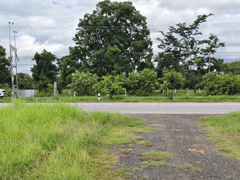 ขายที่ดินพร้อมสิ่งปลูกสร้าง 26ไร่ ใกล้แยกสีดา บัวลาย โคราช ขนาดที่ดิน 10ไร่ ปั้มเก่า+ 16ไร่ หน้ากว้าง 110เมตร ลึก 400เมตร ใช้ทำปั้มประมาณ 4ไร่ 5