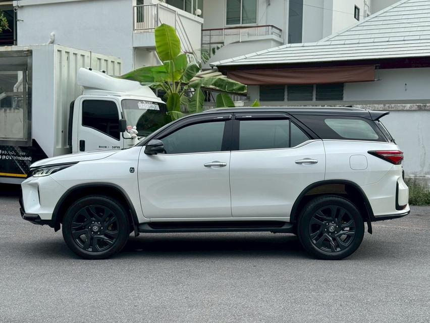 TOYOTA FORTUNER Wagon 4dr Legender 7st Auto 6sp RWD 2.8DCT 4WD  รุ่นพิเศษ 60th AnniversaryY2022. สีขาว ออโต้  7