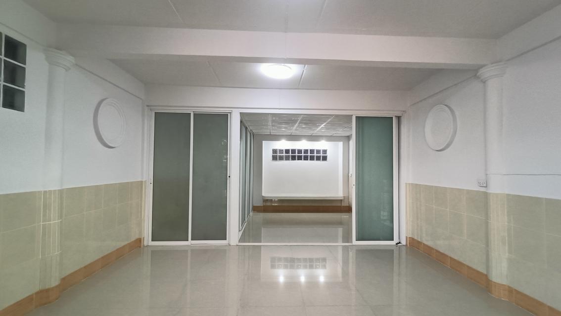 ทาวน์เฮ้าส์ 3 ชั้น 4 ห้องนอน 4 ห้องน้ำ 2