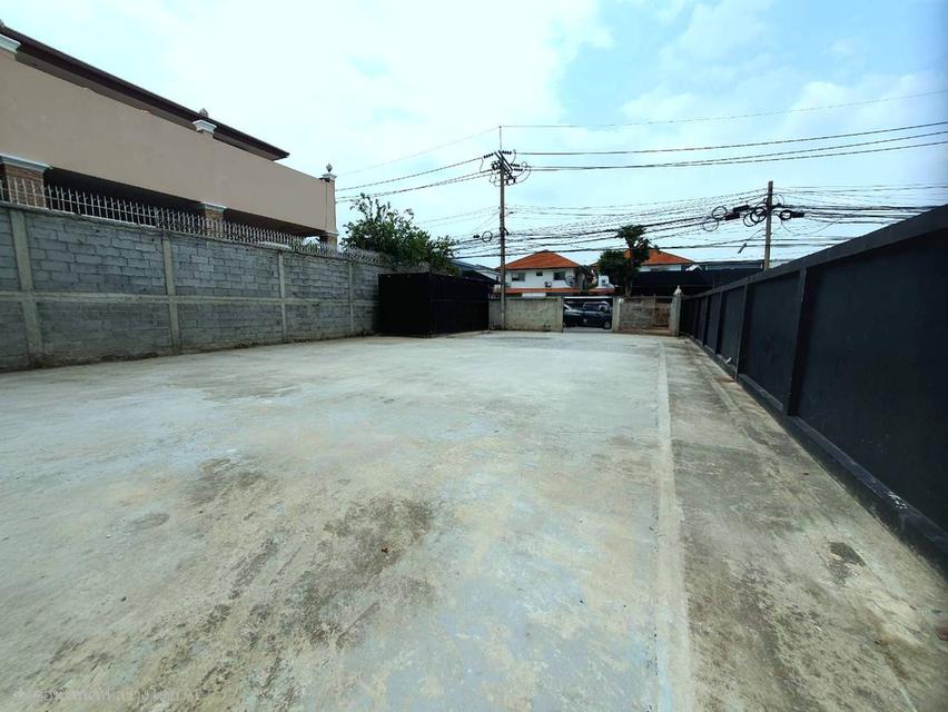 ขายด่วน..ที่ดินเทคอนกรีต/เทปูนเต็มพื้นที่ 70 ตรว. ทำเลทอง ติดถนนโกสุมรวใจ เดินทางสะดวกหลายช่องทสง 5