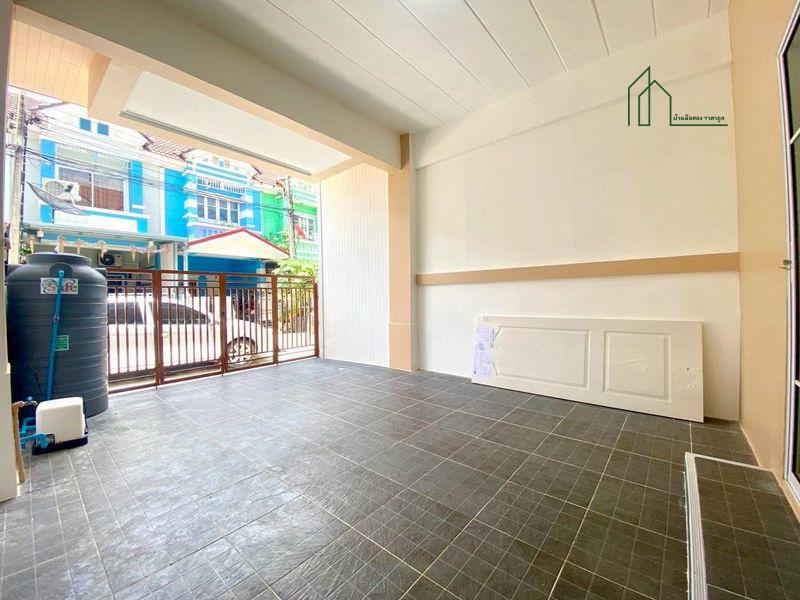 ทาวน์เฮาส์ รีโนเวทใหม่ หมู่บ้านปิยวรารมย์ ถนนบ้านกล้วย-ไทรน้อย ฟรีโอน