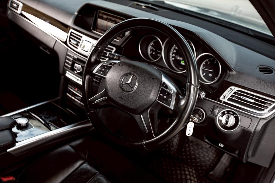 Benz E300 Bluetec ปี 2015 สีเทา มือเดียวป้ายแดง สวยสภาพดี 13