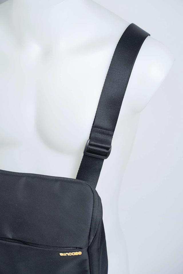 กระเป๋ากล้อง “ Incase Point and Shoot Field Bag ”
