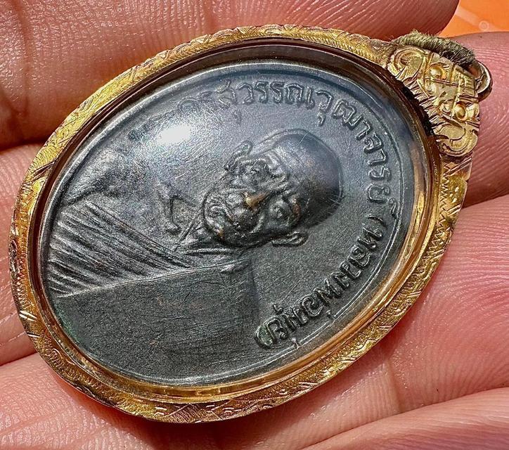 เหรียญรูปไข่เนื้อทองแดงรมดำผิวเดิม(สวย) สร้างพ.ศ2512จ.สุพรรณบุรี เลี่ยมทอง 3