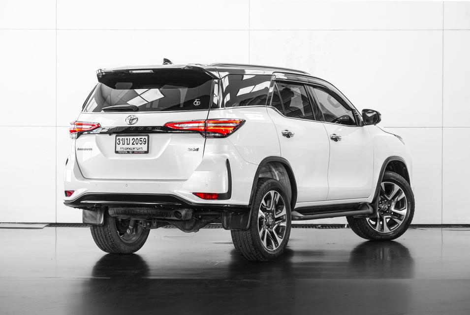 2022 TOYOTA FORTUNER 2.4 LEGENDER BLACK TOP 4WD SUV สีขาว-ดำ เลขไมล์ 34323 กม.