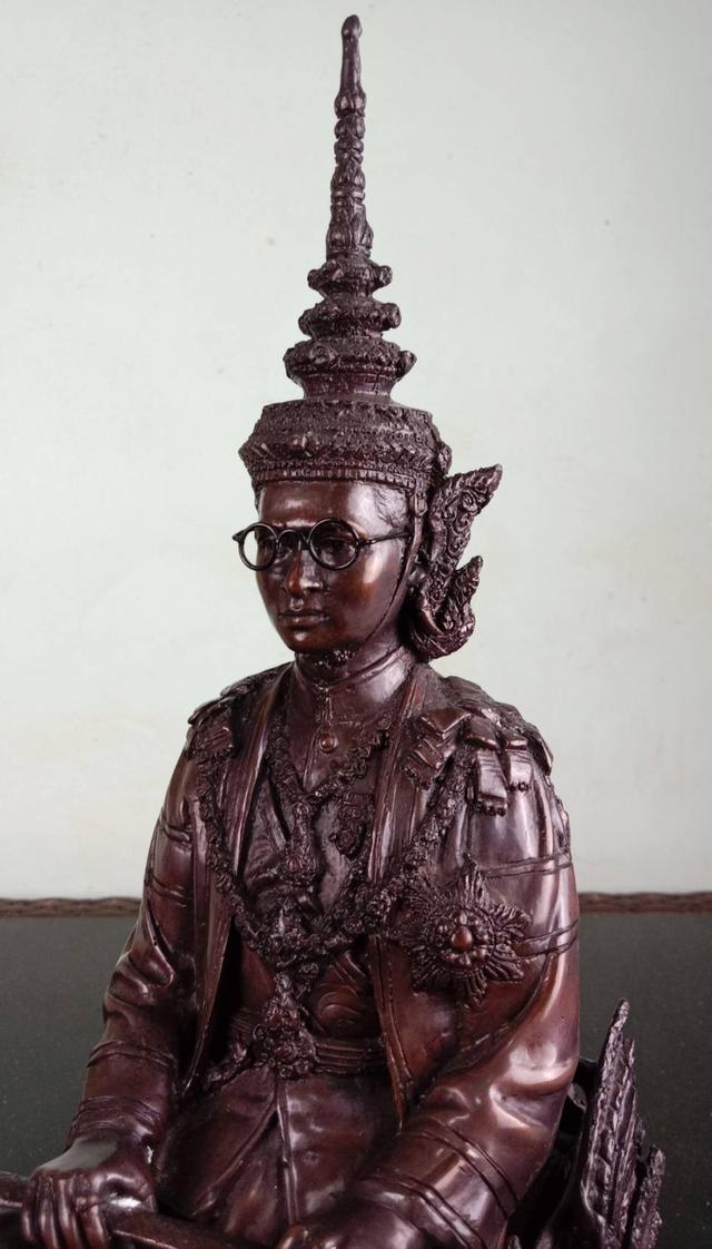 774.พระบรมรูปหล่อในหลวงรัชกาลที่ 9 พระบาทสมเด็จพระปรมินทรมหาภูมิพลอดุลยเดช ทรงประทับบนพระที่นั่งราชยานพุดตานทอง เ รูปที่ 7