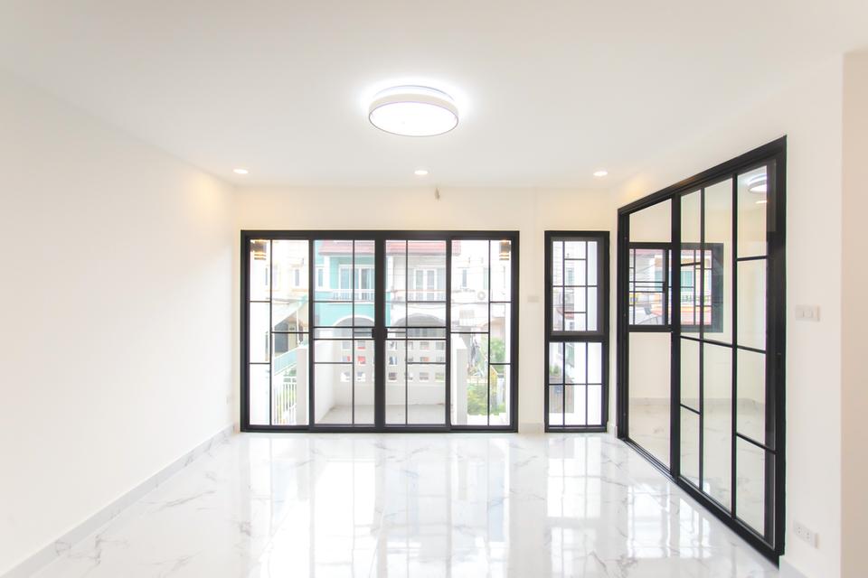 ขายด่วน! ทาวน์โฮม 3 ชั้น ทำเลนวมินทร์ 135 ในหมู่บ้าน Private Villa รีโนเวทใหม่สวยๆ พื้นที่คุ้มๆ รีบทักมาจองเลยค่ะ 11
