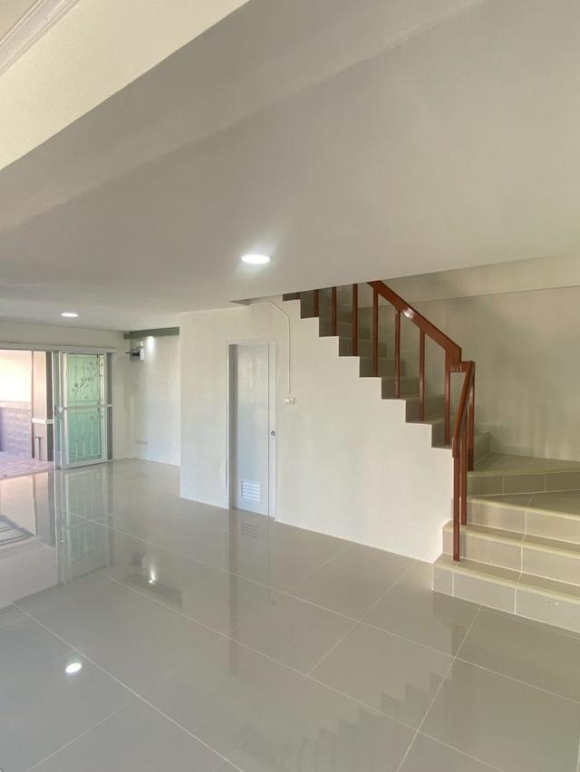 ทาวน์เฮาส์ 2 ชั้น ,หลังมุม เนื้อที่ 23.9 ตร.วา ขายหมู่บ้านกลอรี่เฮาส์ ถ.รามอินทรา 65 แยก 2-2 แขวงท่าแร้ง เขตบางเขน กรุงเทพฯ  17