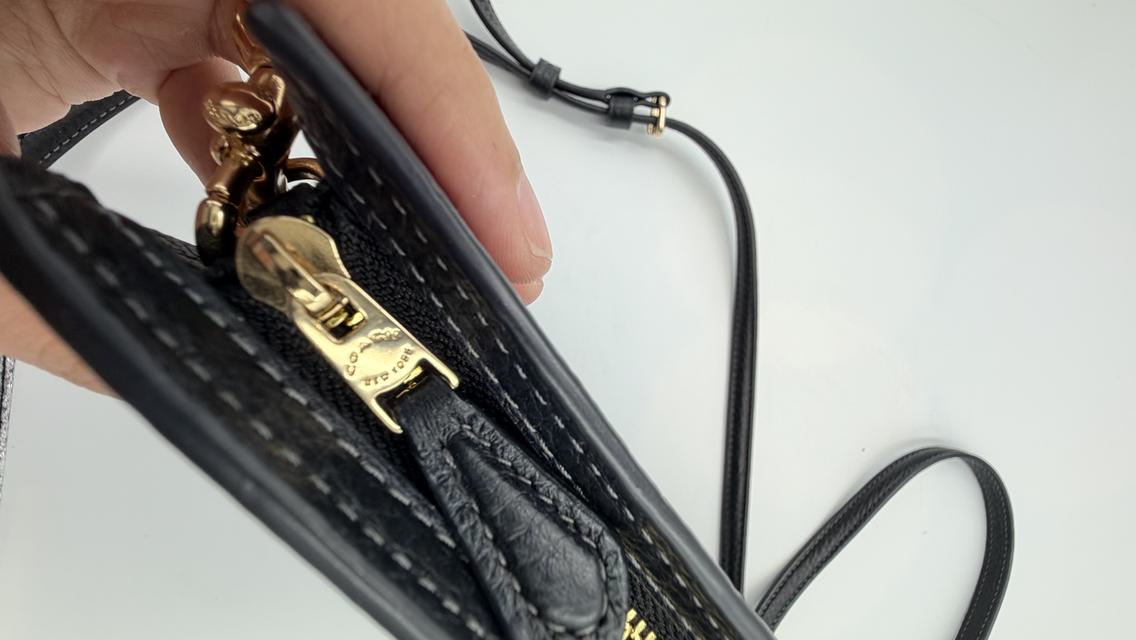 Coach Slim Crossbody Bag รูปที่ 8