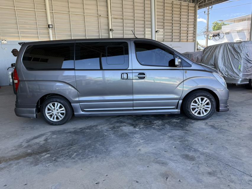 🚐 2011 HYUNDAI H1, DELUXE  รุ่น TOP สุด สีเทา ออโต้ รูปที่ 4