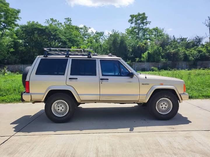 Jeep Cherokee ปี 1995 สีทอง