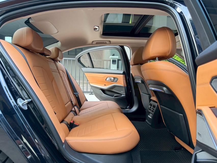 BMW 330Li M Sport ปี 2022Mileage 50,000 Km. (สี Carbon black ดำประกายน้ำเงิน) รูปที่ 12