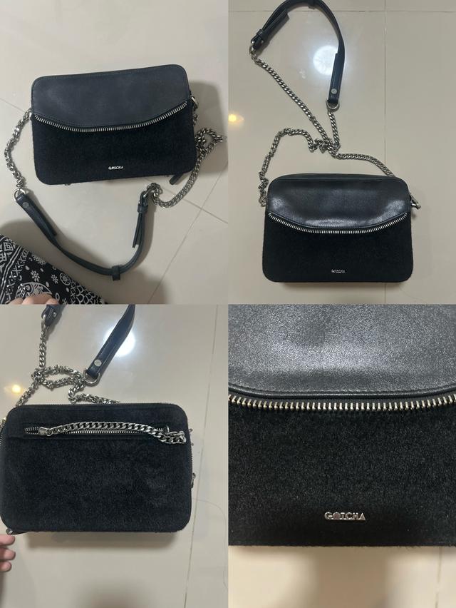 1) กระเป๋าสะพายข้างของ GOICHA 2.) กระเป๋าวินเทจสีดำ