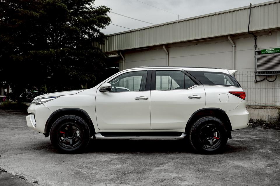 Toyota Fortuner 2.4V ปี19จด21
