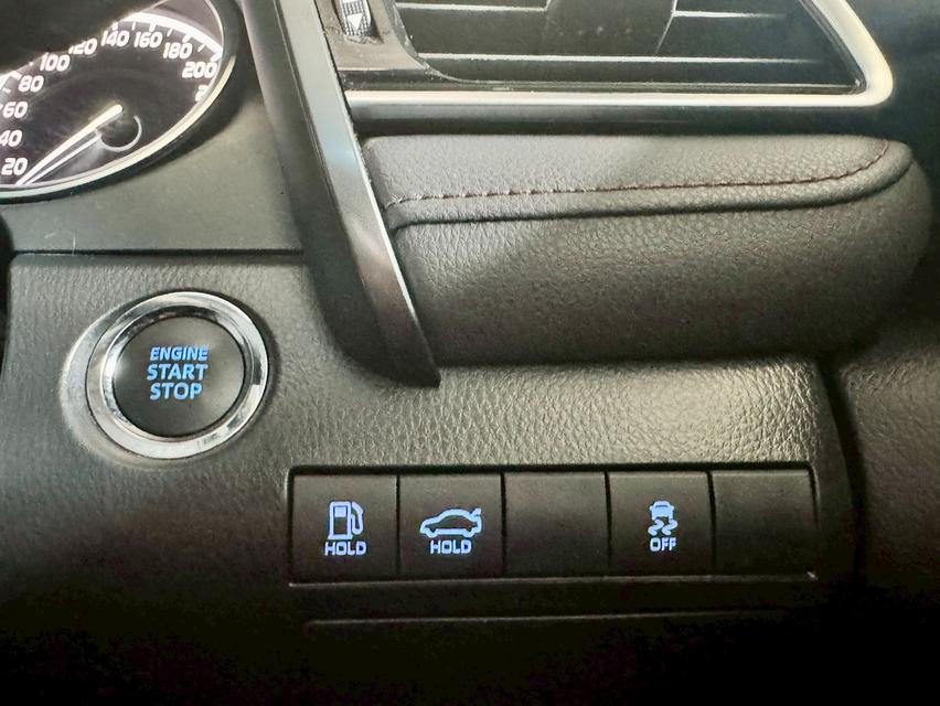 2023 Toyota Camry 2.5 sport เบนซิน ไมล์ 10,000 km.  10
