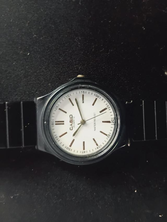 Casio Quartz รุ่น MW-240-7E ซึ่งมีคุณสมบัติดังนี้: หน้าปัดสีขาวพร้อมตัวเลขบอกเวล