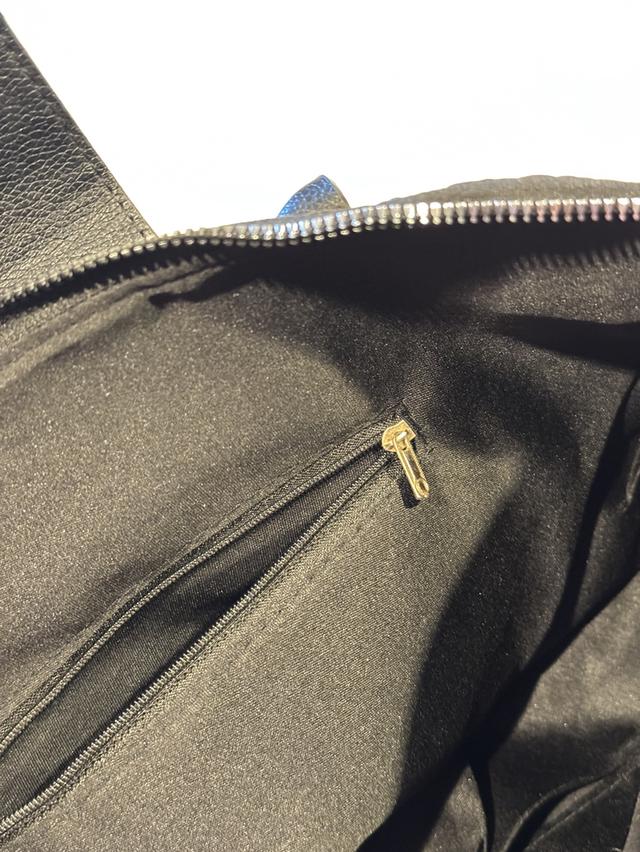 กระเป๋า tote bag สีดำ เรียบหรู เหมาะกับลุคลูกคุณหนู  5