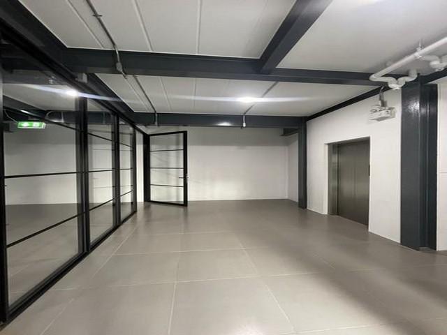 PB5900ให้เช่า โกดัง พร้อมออฟฟิศ 3 ชั้น ที่จอดรถ 6 คัน ย่านทาวน์อินทาวน์ ใกล้เลียบด่วนเอกมัย รามอินทรา 8