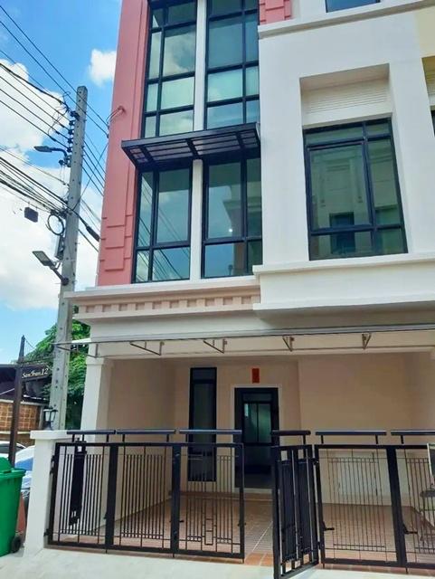 เซ็นทรัล บางนา 600 ม. ให้เช่าทาวน์โฮม 3.5ชั้น 21ตร.ว. 270 ตร.ม.MRT ศรีลาซาล 1.3กม. มอนเตสซอรี่ อะแคเดอมี่ 200 ม. 3 นอน 4 2