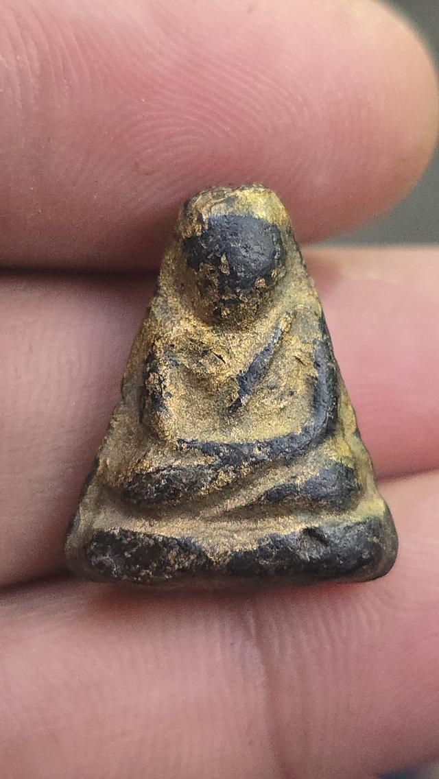 พระสังกจายน์เนื้อผงคลุกรัก ปิดทอง