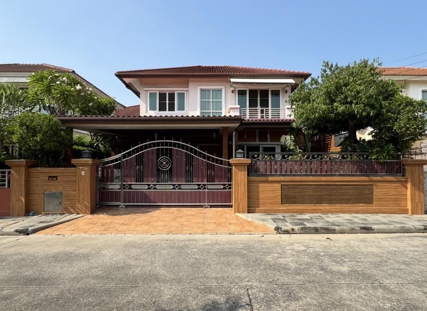 บ้านมือสองตั้งอยู่บนถนนราชพฤกษ์ 1