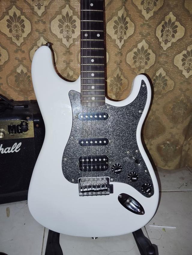 กีต้าร์ไฟฟ้า Squier สีขาว กับแอมป์ Marshall mg10 ขายคู่