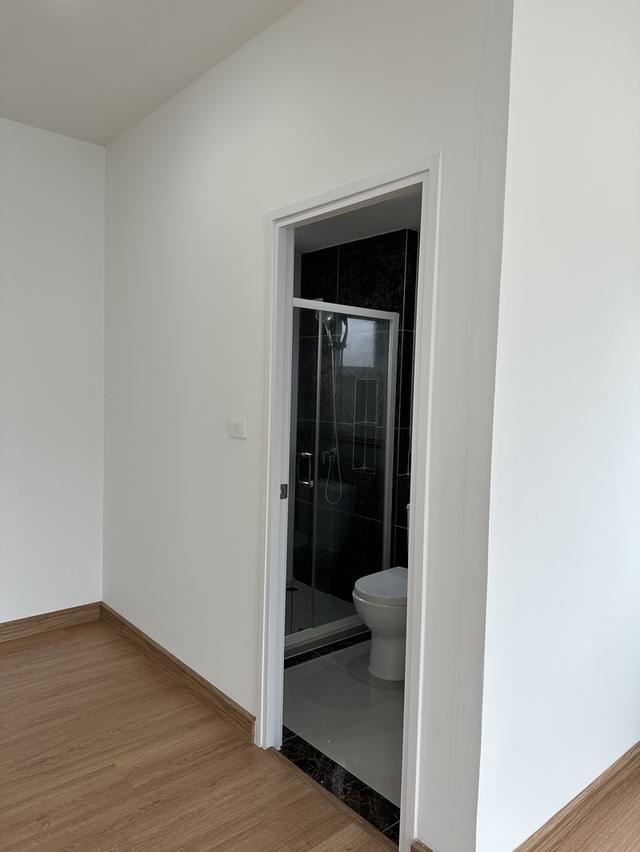 บ้านแฝด 3 ห้องนอน 3 ห้องน้ำ 1 ห้องเอนกประสงค์ 2 ที่จอดรถ พื้นที่ 48.20 ตร.วา พื้นที่ใช้สอย 151 ตร.ม. 11
