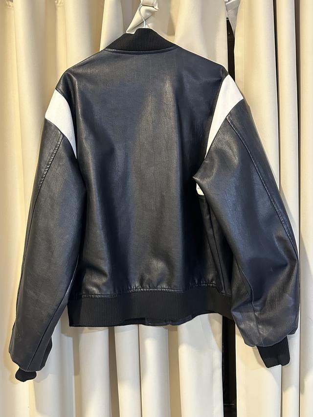 เสื้อแจ็คเก็ตหนังสีดำสไตล์บอมเบอร์ (Bomber Jacket) ที่มีดีไซน์แถบสีขาวที่ไหล่    M.P.C.C    สภาพ100% รูปที่ 2