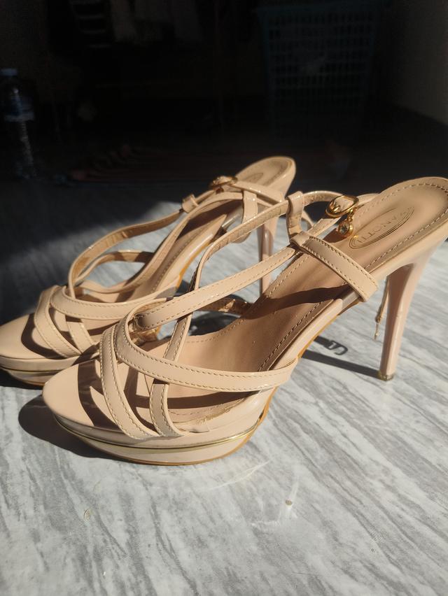 รองเท้าส้นสูง มือสอง รูปที่ 2