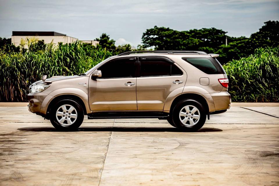 TOYOTA FORTUNER 3.0V สีน้ำตาล ปี 2009 เกียร์ออโต้  8